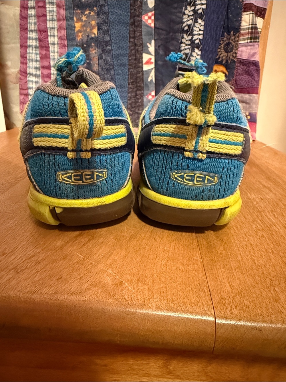 Keen: Boys hiking shoes size 2 - Picture 3 of 6